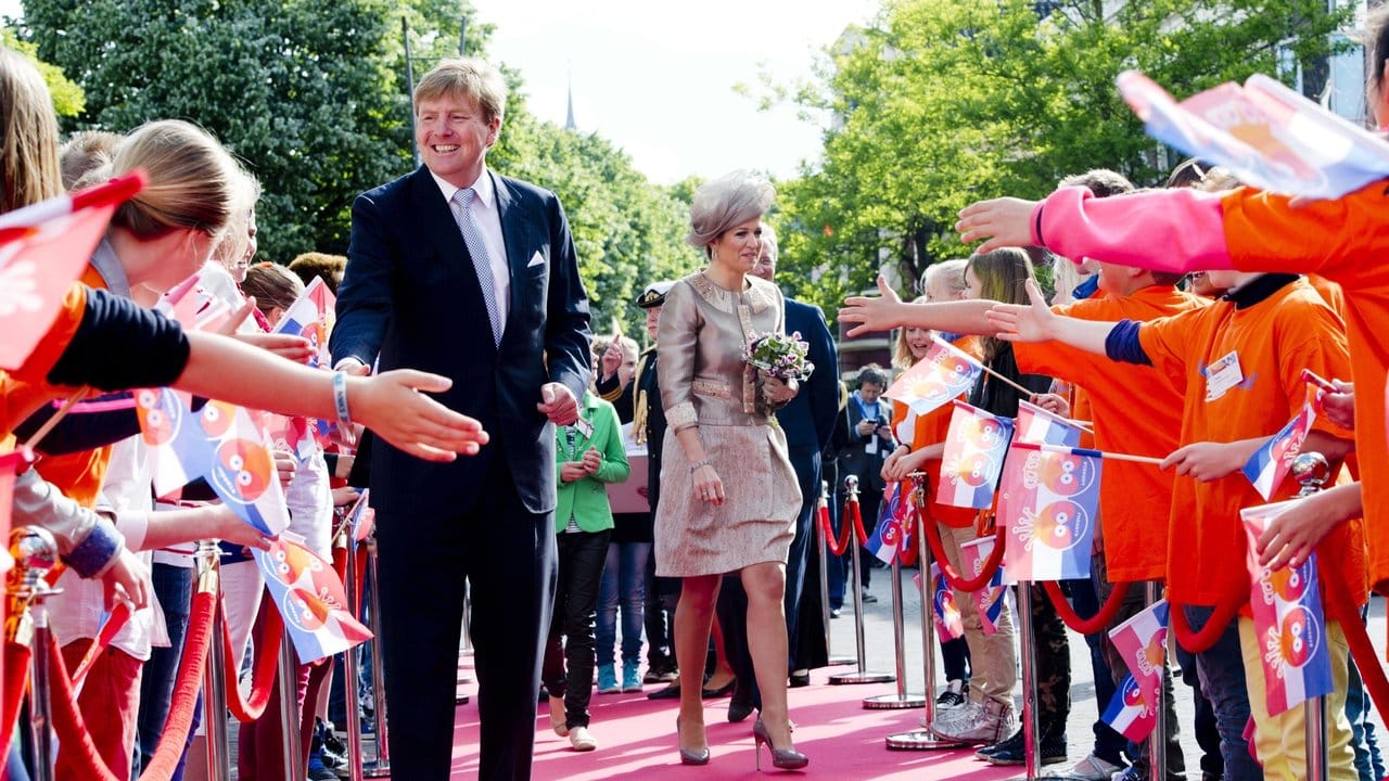 König Willem-Alexander beim Händeschütteln in Leeuwarden (2013). König Willem-Alexander beim Händeschütteln in Leeuwarden (2013).