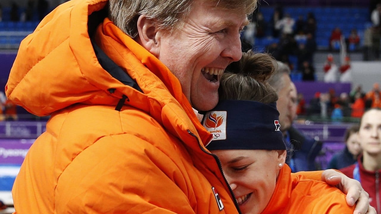 Zwei in Orange: Willem-Alexander (l) umarmt die Olympiasiegerin Ireen Wüst in Gangneung. Zwei in Orange: Willem-Alexander (l) umarmt die Olympiasiegerin Ireen Wüst in Gangneung.