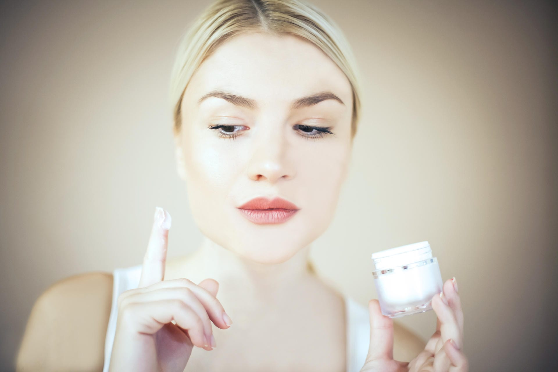 Mikroplastik steckt auch in einigen Kosmetikprodukten, zum Beispiel in Gesichtscremes. Dort dient es als kostengünstiges Füllmaterial.