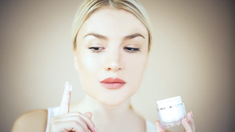 Mikroplastik steckt auch in einigen Kosmetikprodukten, zum Beispiel in Gesichtscremes. Dort dient es als kostengünstiges Füllmaterial.