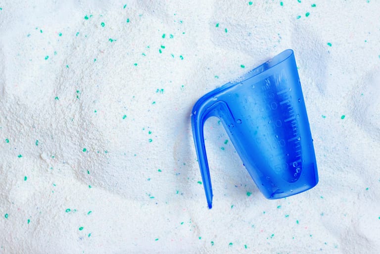 In Pulver- und Flüssigwaschmitteln steckt manchmal ebenfalls Mikroplastik.