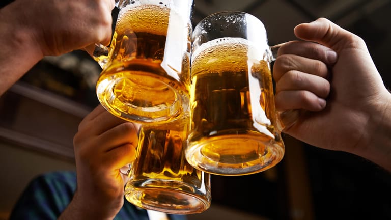 Ja, auch im Bier kann Plastik drin sein: Viele Brauereien fügen dem Getränk Polyvinylpolypyrrolidon (PVPP) hinzu. Durch das Kunststoffgranulat soll das Bier länger klar bleiben. Der Stoff wird zwar aus dem Bier wieder entfernt, Rückstände können allerdings bleiben.