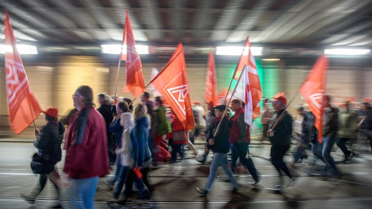 Teilnehmer des Demonstrationszugs ziehen durch Nürnberg.