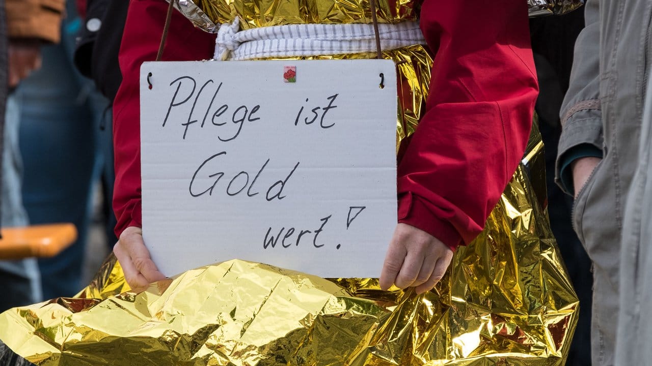 "Pflege ist Gold wert!": ein Plakat auf der Kundgebung in Braunschweig.