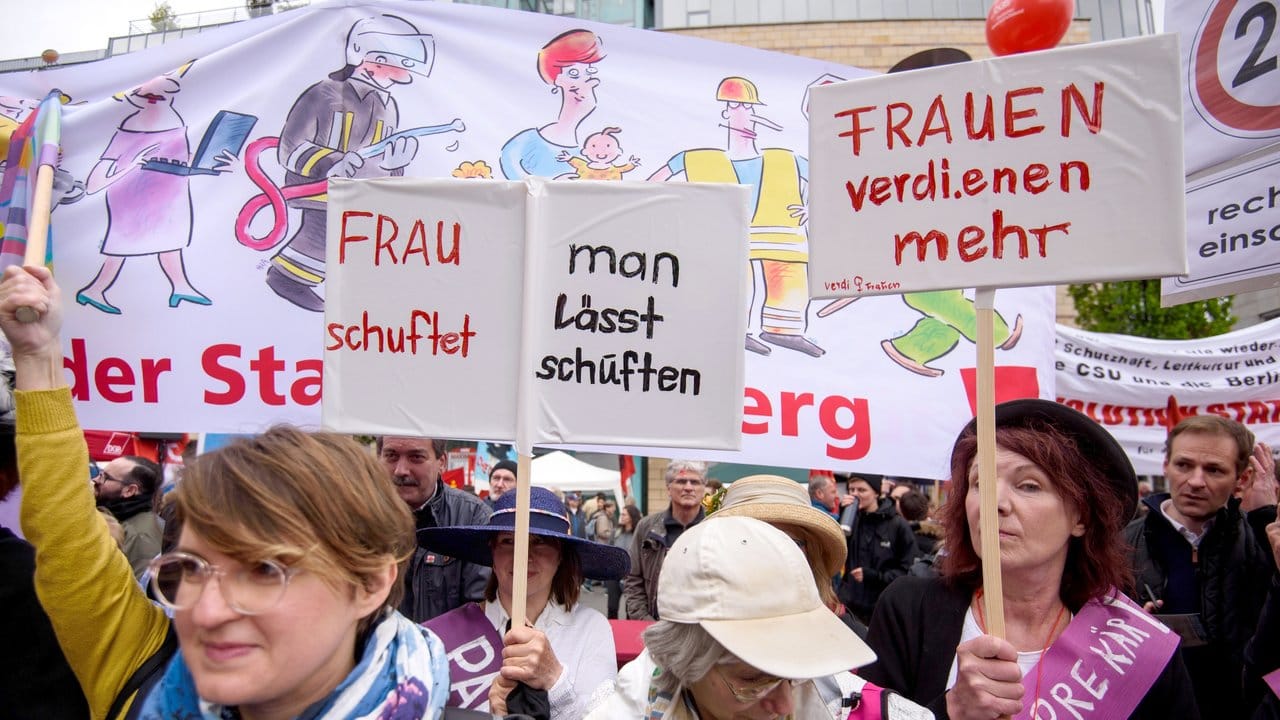 Teilnehmerinnen der Kungebung in Nürnberg demonstrieren für mehr Geschlechtergerechtigkeit in der Arbeitswelt.