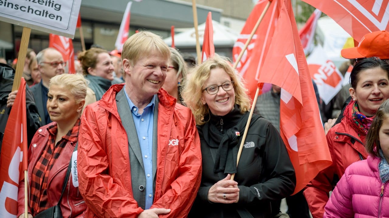 DGB-Chef Reiner Hoffmann (l) und die bayerische SPD-Vorsitzende Natascha Kohnen begleiten den Demonstrationszug in Nürnberg.