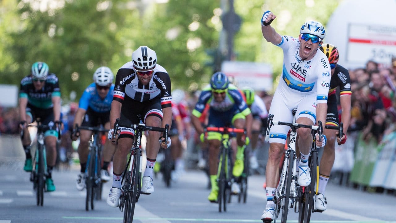 Der Norweger Alexander Kristoff (r) jubelt im Ziel des Radklassikers Eschborn-Frankfurt nach seinem Sieg. Der Norweger Alexander Kristoff (r) jubelt im Ziel des Radklassikers Eschborn-Frankfurt nach seinem Sieg.
