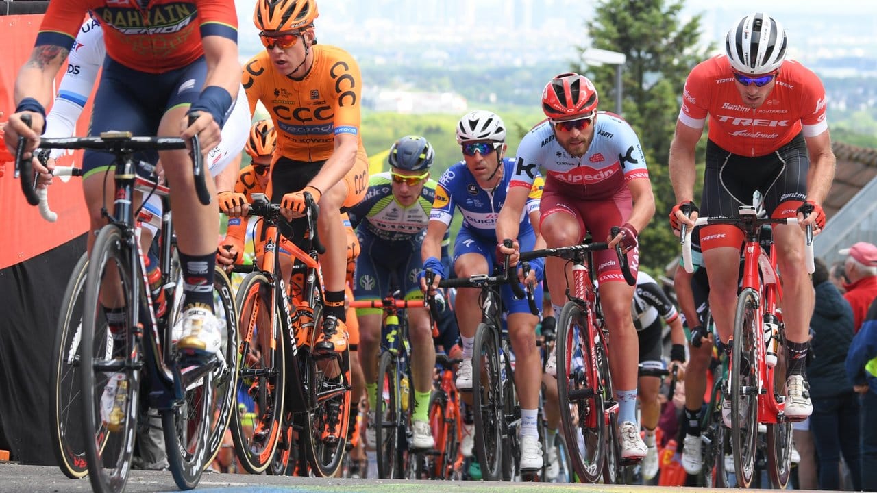 Das Hauptfeld klettert beim Radklassiker Eschborn-Frankfurt den Mammolshainer Berg hoch. Das Hauptfeld klettert beim Radklassiker Eschborn-Frankfurt den Mammolshainer Berg hoch.