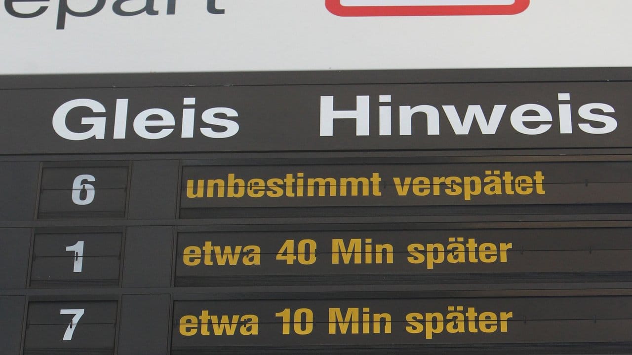 Zugverspätungen auf einer Anzeigetafel der Deutschen Bahn.