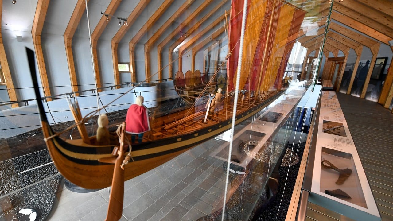 Modell eines Wikinger-Kriegsschiffes im Wikingermuseum Haithabu bei Schleswig. Modell eines Wikinger-Kriegsschiffes im Wikingermuseum Haithabu bei Schleswig.