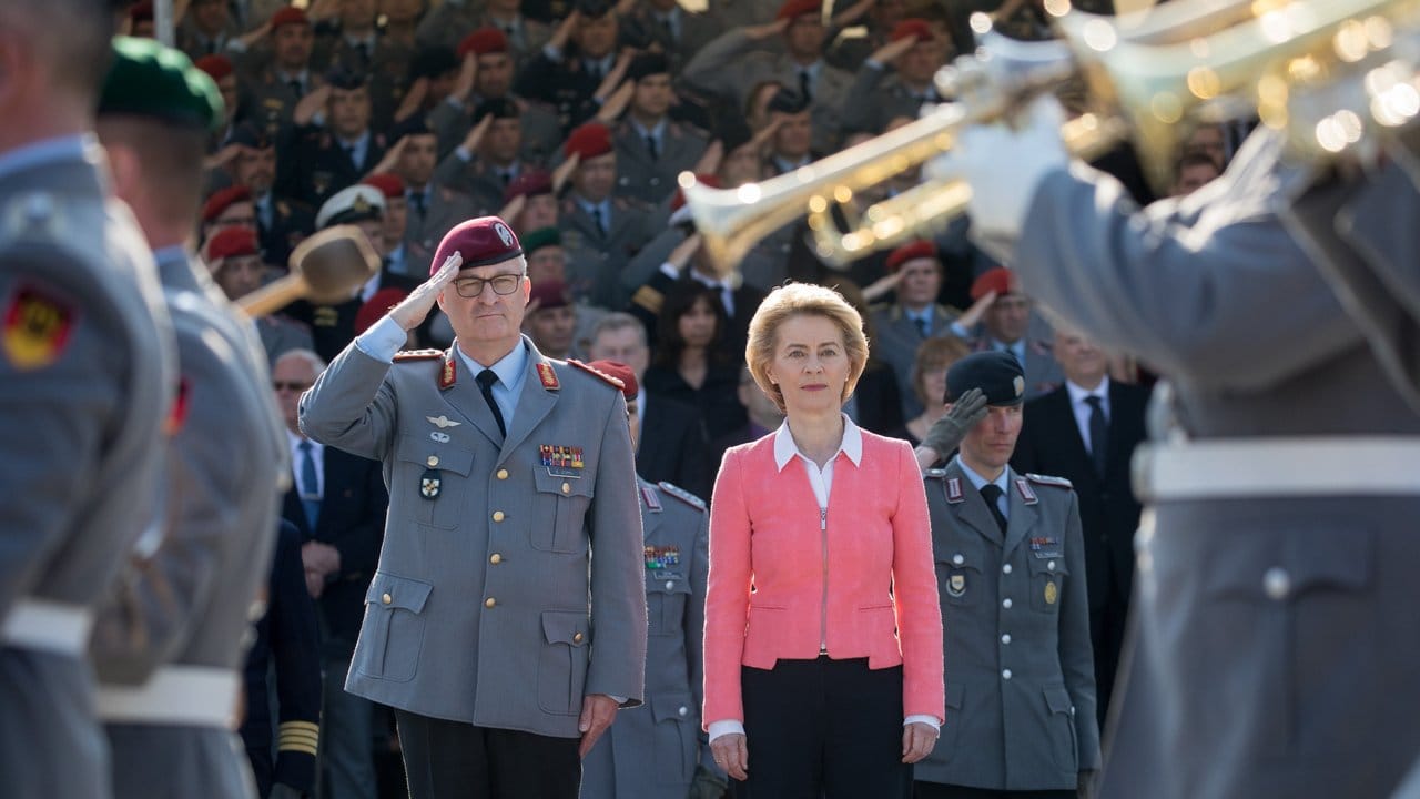 Ursula von der Leyen mit Generalinspekteur Eberhard Zorn: Die Verteidigungsministerin meldet erheblichen Mehrbedarf an.