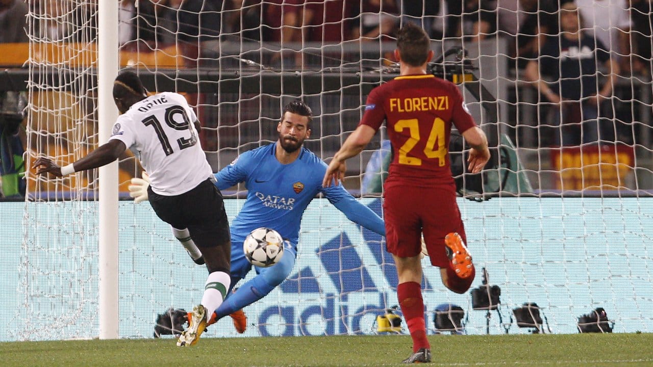 Sadio Mane (l) vom FC Liverpool trifft zur 1:0-Führung gegen Torhüter Alisson (M) vom AS Rom.