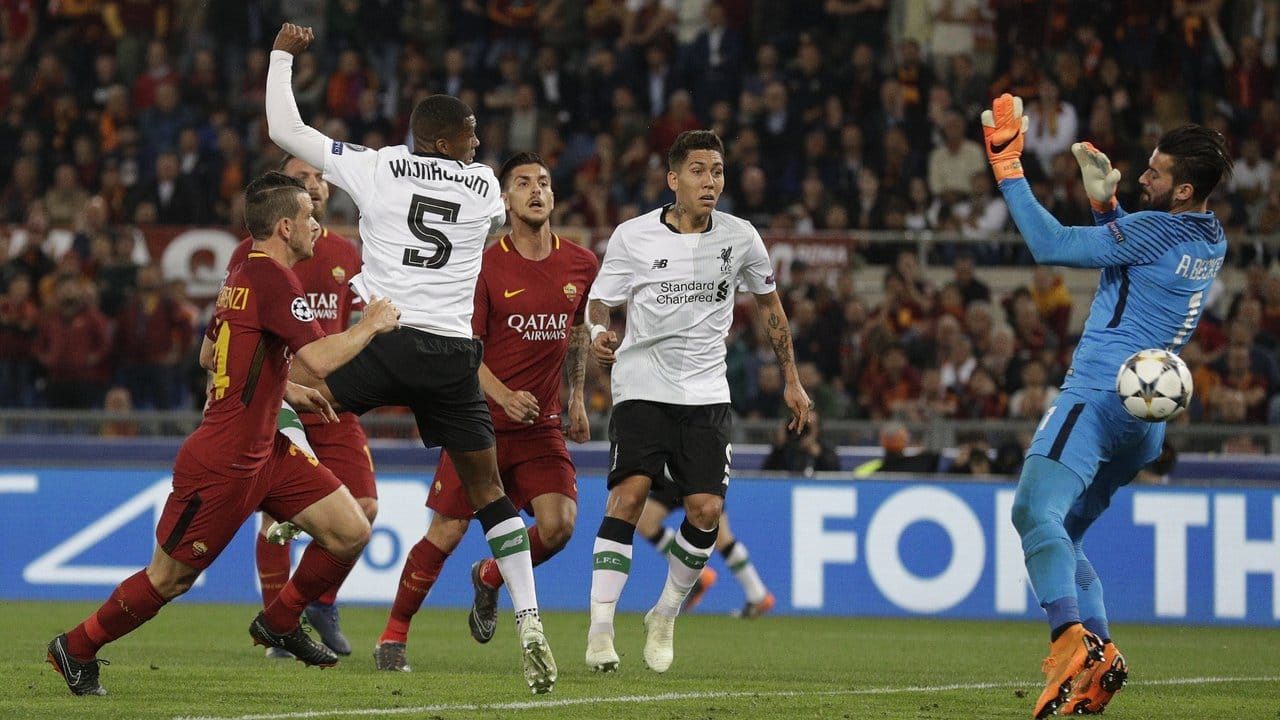 Georginio Wijnaldum (l/5) vom FC Liverpool köpft zum 2:1 gegen die Roma ein.