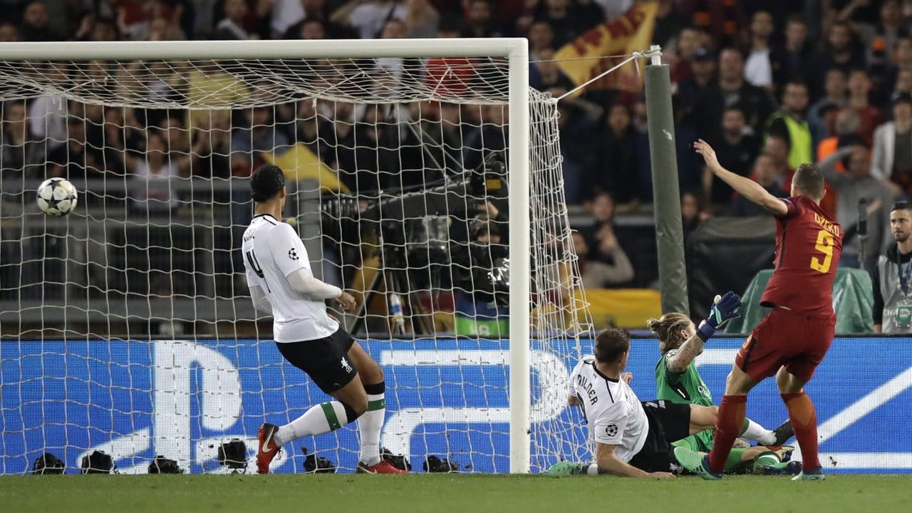 Edin Dzeko(r) erzielt für AS Rom den Treffer zum 2:2-Ausgleich.