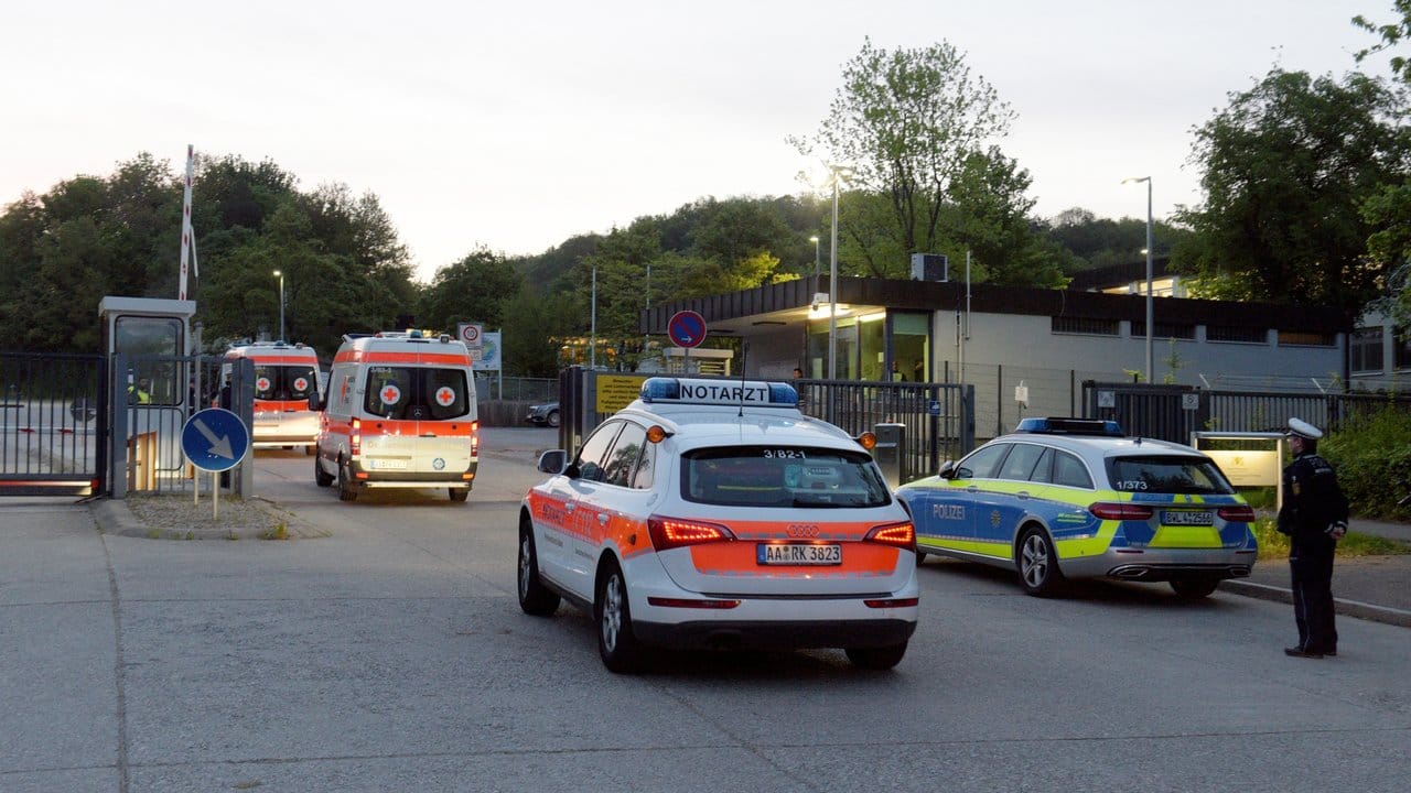 Nach der Großrazzia fahren Rettungswagen in die Flüchtlingsunterkunft In Ellwangen.