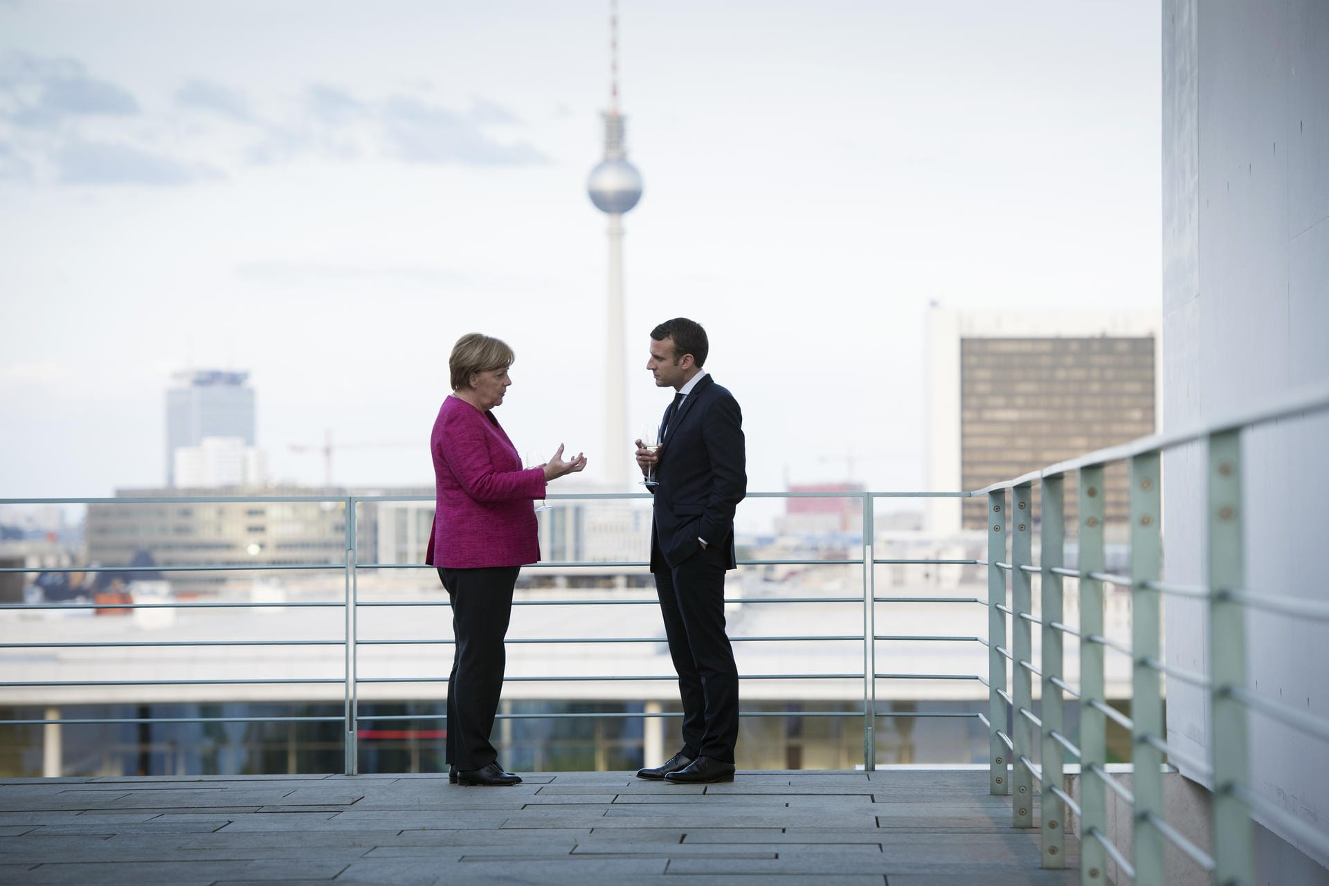 Sektempfang auf der Terrasse des Bundeskanzleramtes in Berlin: Macron erstattet Merkel im Mai 2017 einen Besuch – wenige Tage zuvor wurde er Präsident Frankreichs.