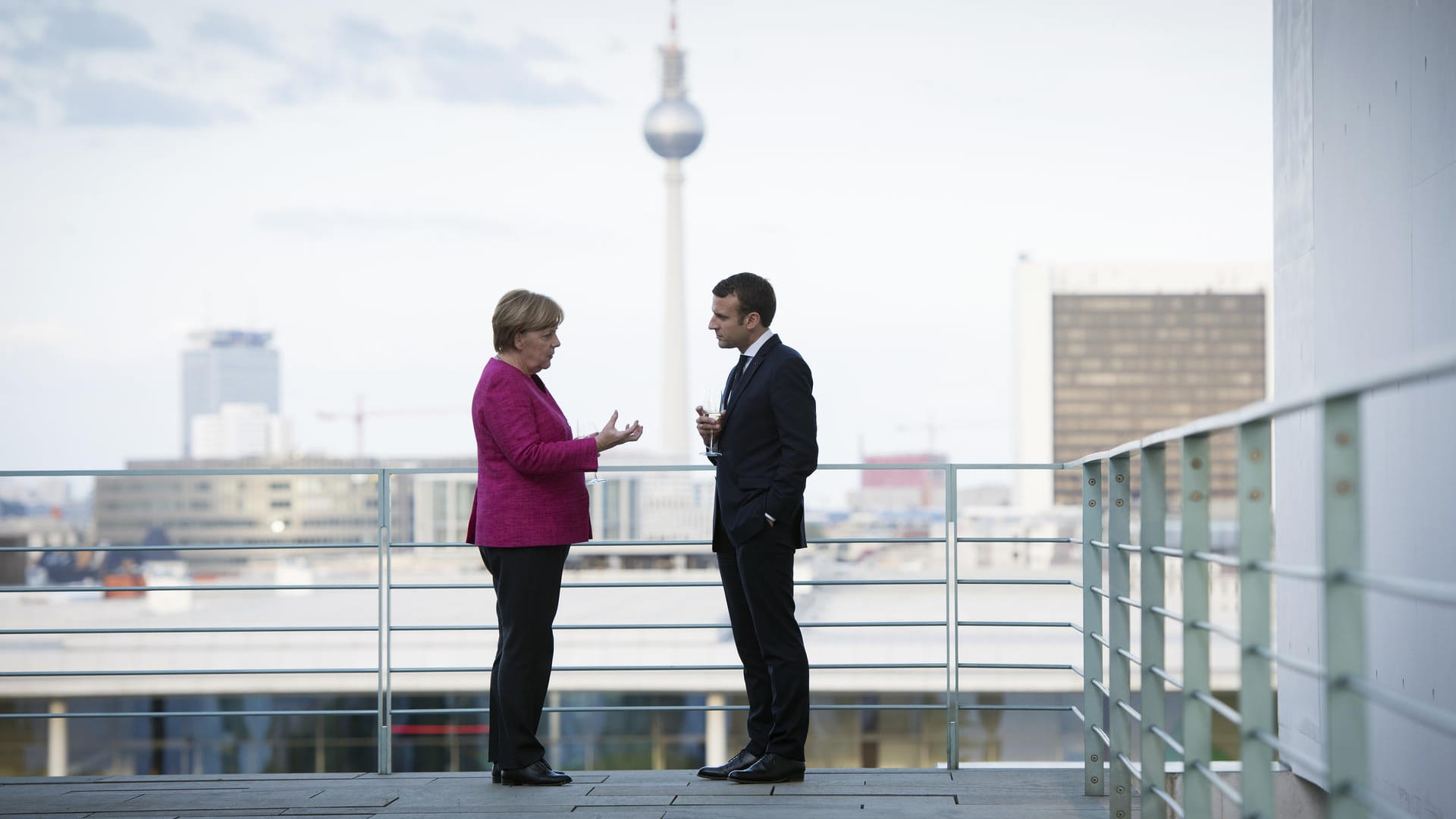 Sektempfang auf der Terrasse des Bundeskanzleramtes in Berlin: Macron erstattet Merkel im Mai 2017 einen Besuch – wenige Tage zuvor wurde er Präsident Frankreichs.