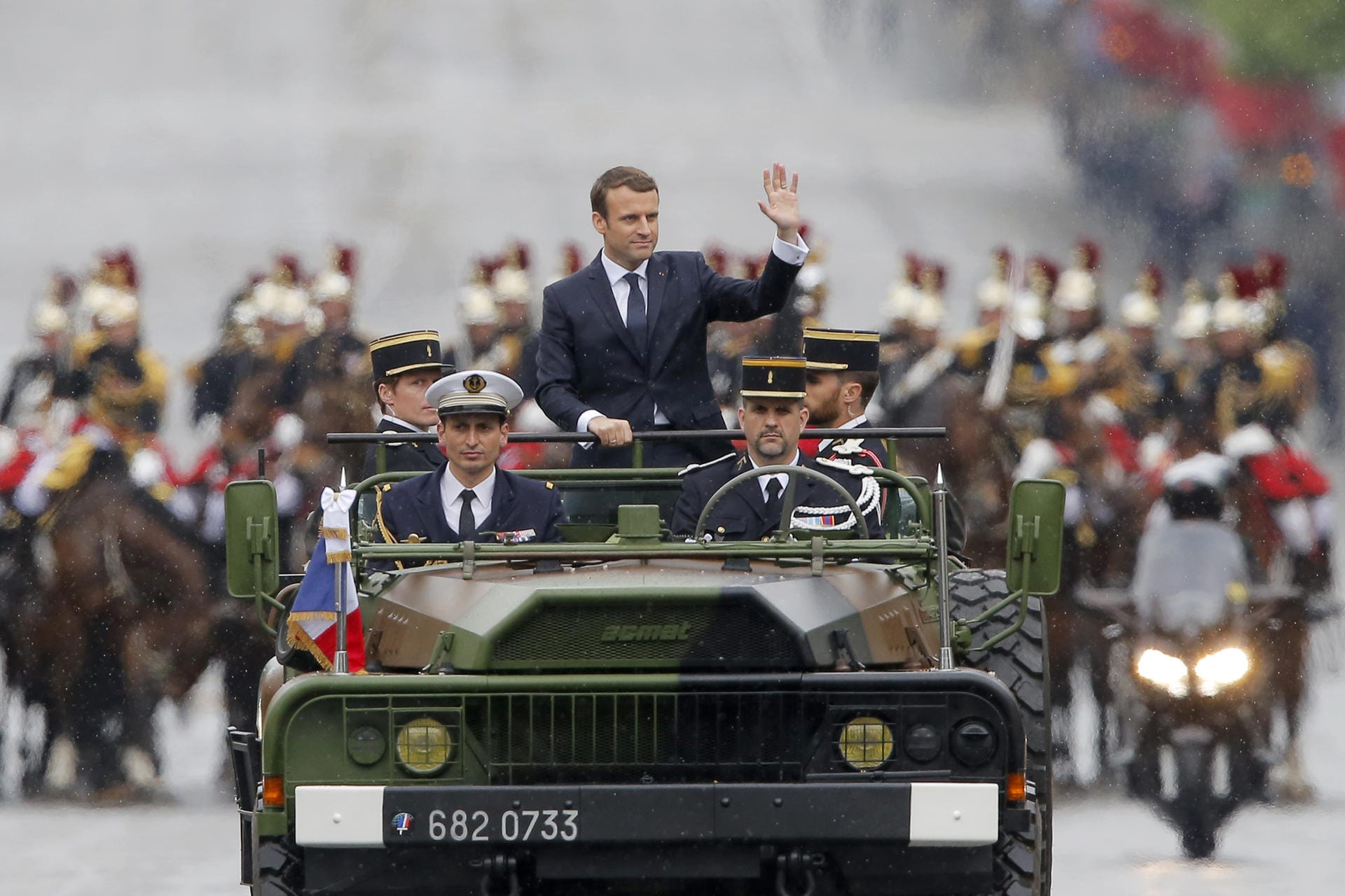 Emmanuel Macron wird in einem Militärfahrzeug bei seiner Amtseinführung am 14.Mai 2017 über die Champs-Elysees in Paris gefahren: Mit nur 39 Jahren ist Macron der jüngste Präsident aller Zeiten in Frankreich. Die Anspannung vor seiner ersten Rede als Staatsoberhaupt ist ihm anzusehen.