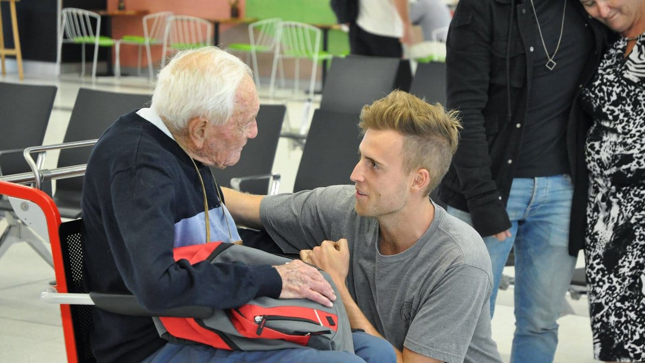 Letzte Reise: David Goodall, australischer Wissenschaftler und Professor, verabschiedet sich am Flughafen in Perth von seinem Enkel.