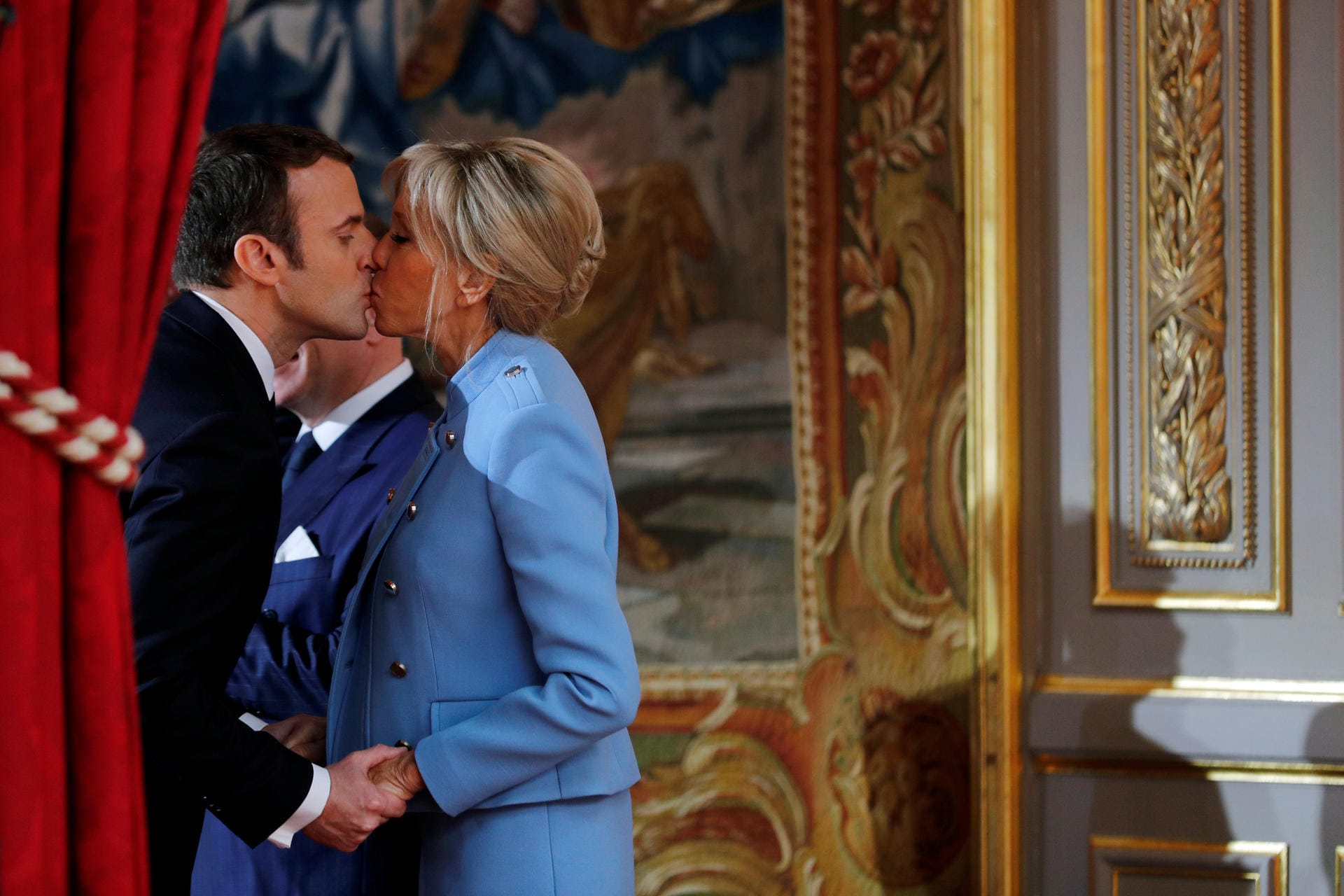 Macron küsst seine Frau Brigitte Trogneux während seiner Amtseintritt-Zeremonie: Er ist 39 – sie 64. Sie war seine frühere Französisch Lehrerin, mit 17 habe er sich in sie verliebt. Eine ungewöhnliche Liebesgeschichte erobert vor einem Jahr weltweit die Schlagzeilen.