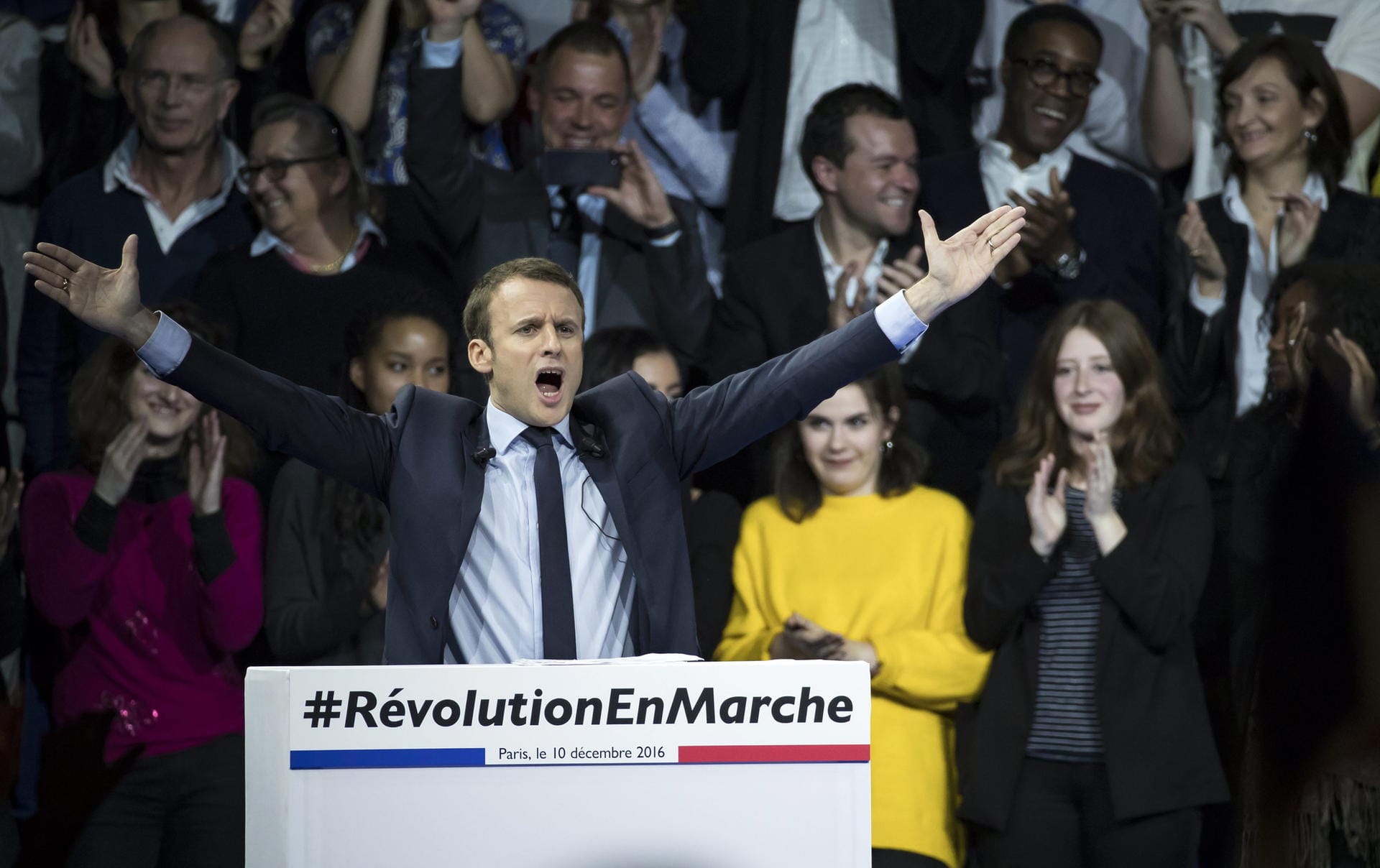 Macron hält eine Rede während seines politischen Wahlkampfs in Paris im Dezember 2016: Mit viel Ehrgeiz und Motivation präsentiert er seine pro-europäische und sozialliberale Politik. Dafür steht die von ihm 2016 gegründete Bewegung "En Marche".