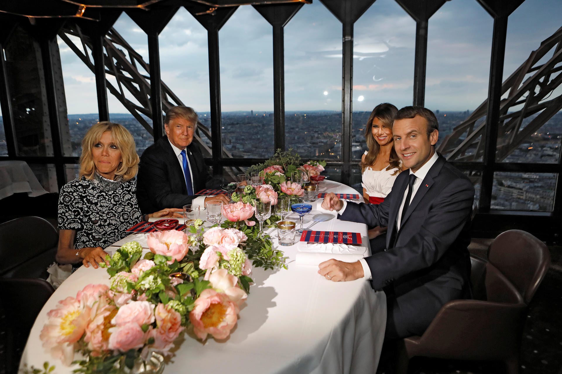 Macron und seine Frau Brigitte empfangen den US-Präsidenten Donald Trump und die First Lady Melania Trump im Eiffel-Turm zum privaten Dinner im Juli 2017: Der Franzose setzt auf Finesse und Romantik.