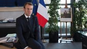 Macron posiert als Wirtschaftsminister in seinem Büro in Paris im September 2014: Im Hintergrund ein Foto seines Vorgängers Präsident François Hollande.
