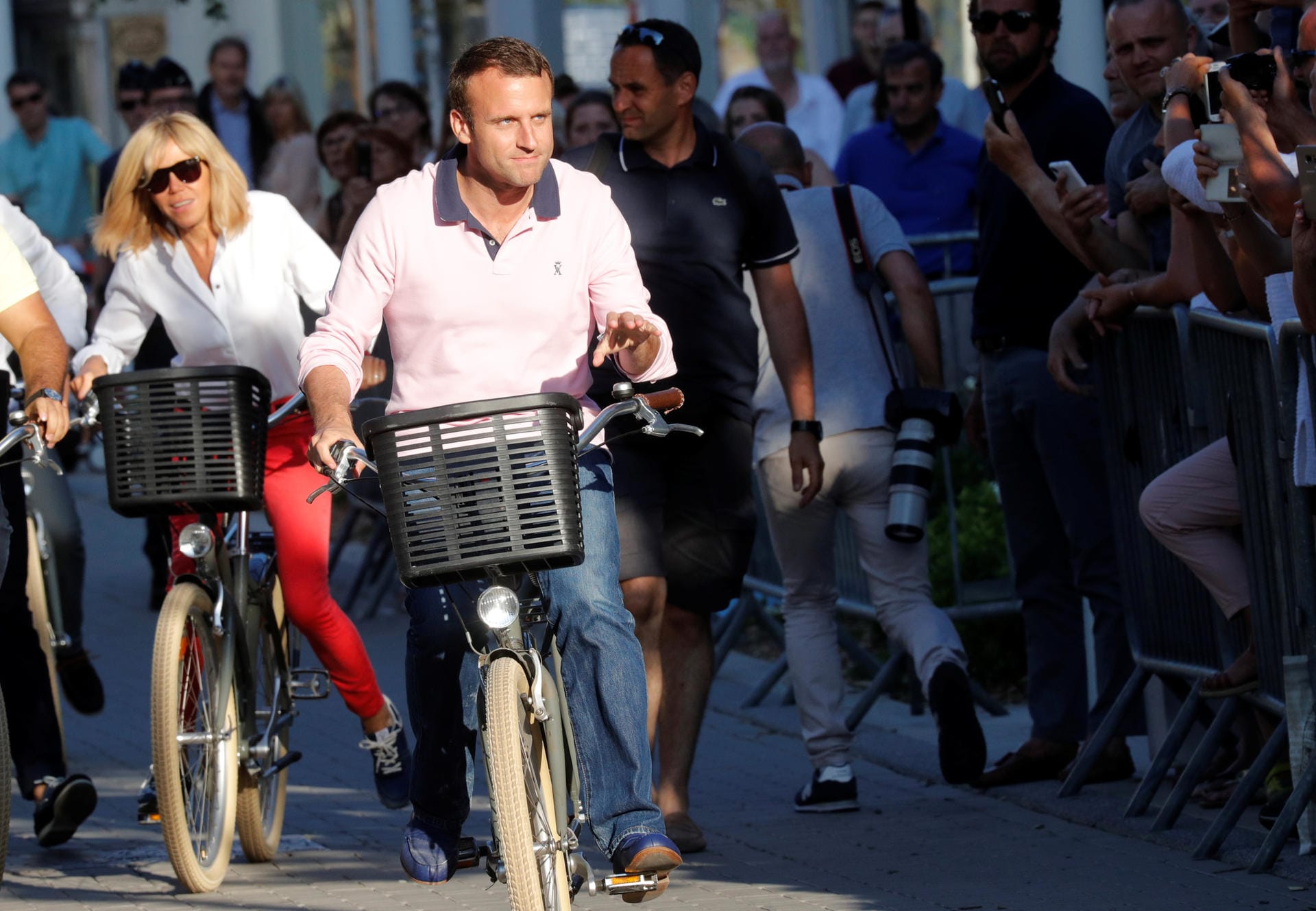 Macron und seine Frau Brigitte fahren Fahrrad im Juni 2017: Der Präsident kann auch lässig – statt dunkelblauem Anzug zeigt er sich in Jeans und Polo-Shirt.