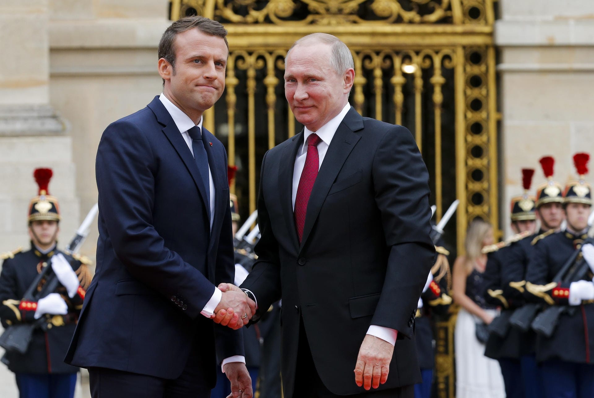 Emmanuel Macron und der russische Präsident Wladimir Putin posieren mit Handschlag in Versailles im Mai 2017: Gedrückte Hand, gedrücktes Lächeln. Schon im Wahlkampf hatte Macron gesagt, dass er die Werte von Putin nicht teile.