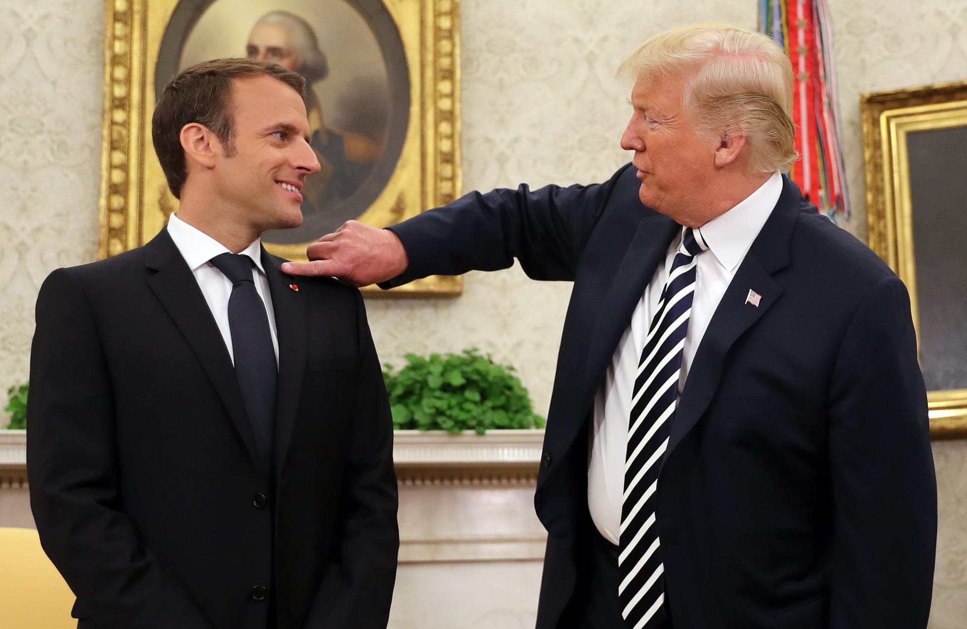 Französischer Präsident zu Besuch in den USA am 24. April 2018: Trump zeigt während Macrons US-Reise viel Empathie. Bei einem Fototermin wischt Trump Macron die Schuppen vom Anzug. Der Franzose nimmt es gelassen.