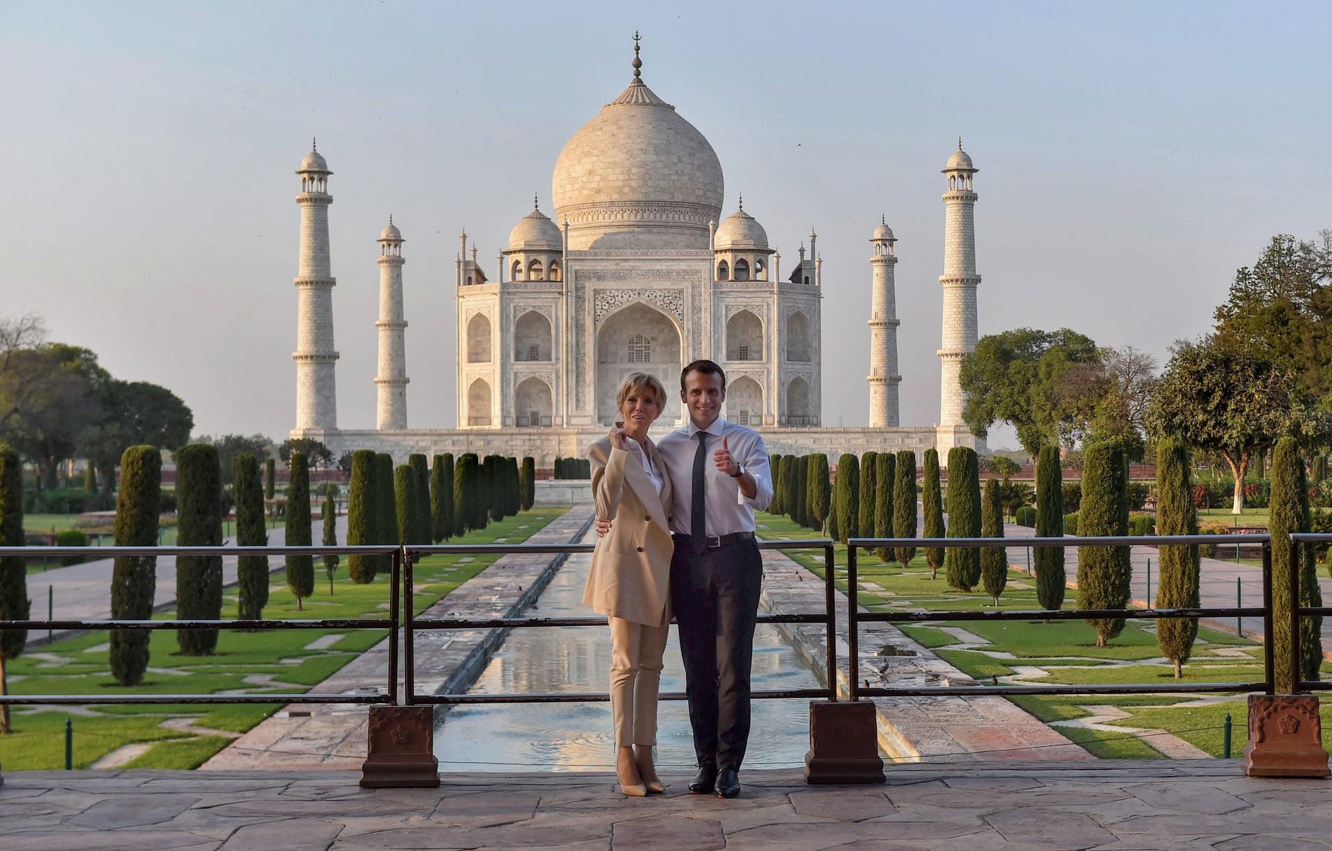 Der französische Präsident mit seiner Frau vor dem Taj Mahal in Indien im März 2018: Seit 2017 ist er mit seiner ehemaligen Lehrerin verheiratet.