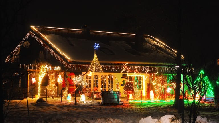 Weihnachtlich geschmücktes Haus