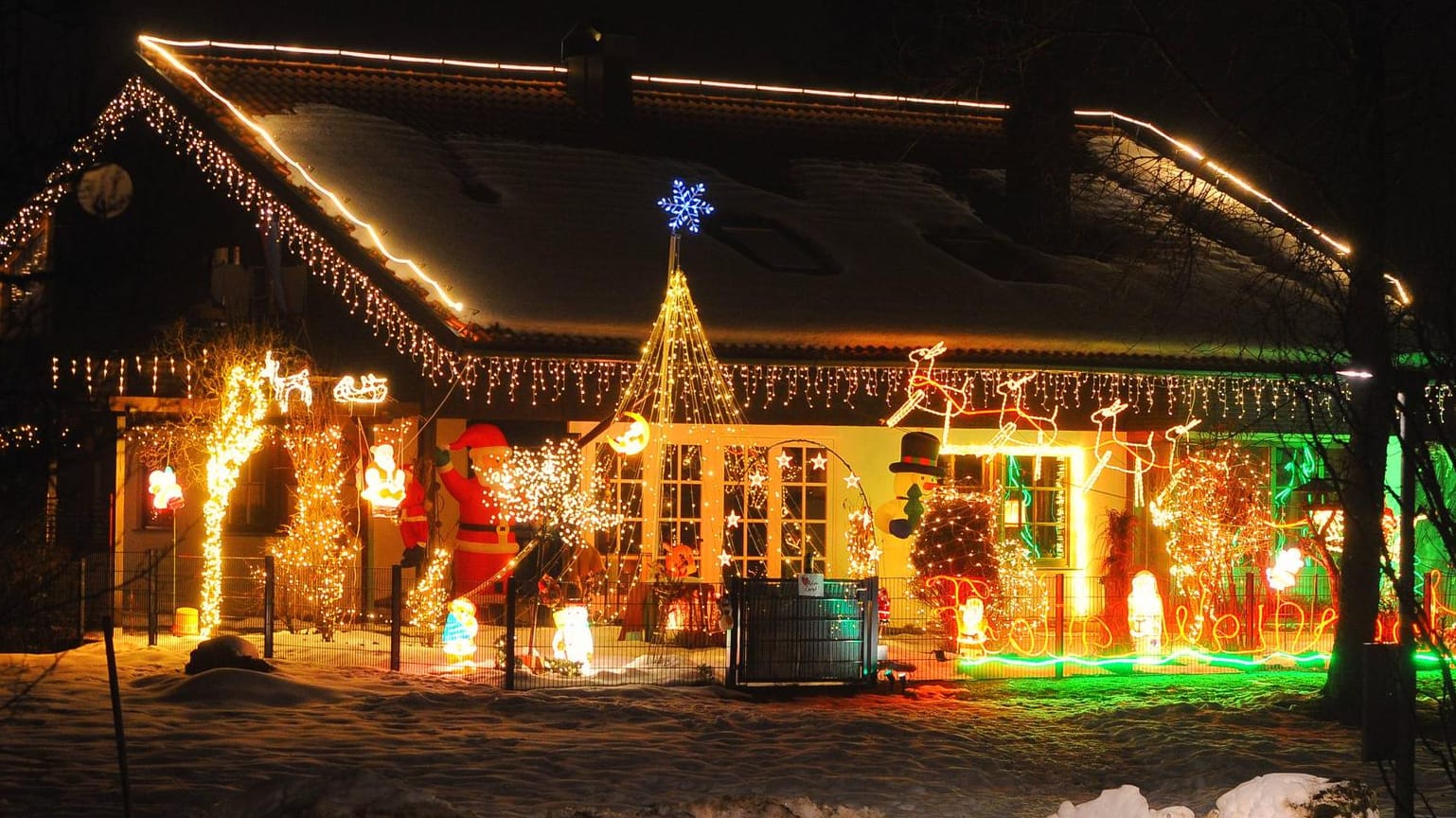 Weihnachtlich geschmücktes Haus