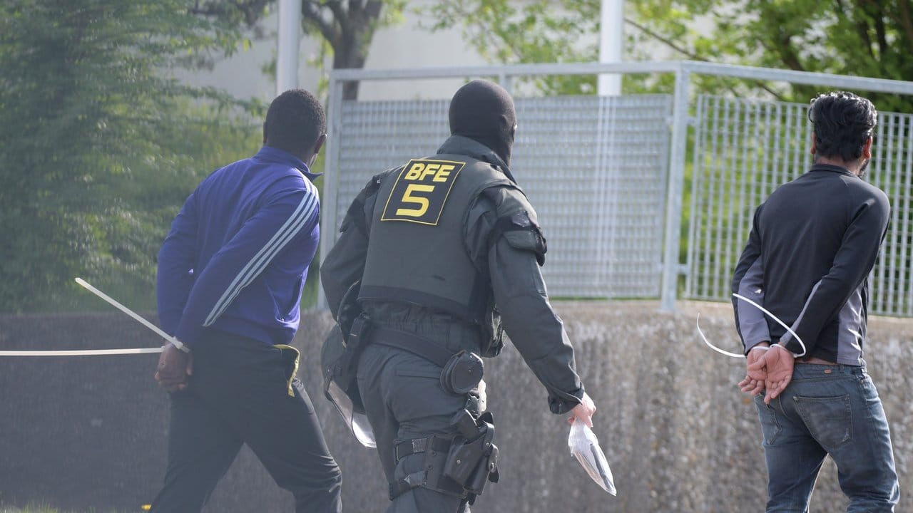 Mehr als 20 Asylbewerber hatten sich der Kontrolle durch die Polizei widersetzt. Mehr als 20 Asylbewerber hatten sich der Kontrolle durch die Polizei widersetzt.