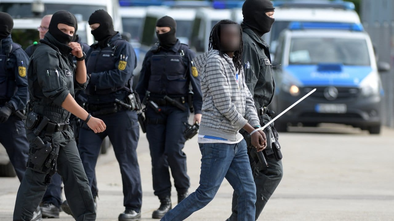 Landeserstaufnahmeeinrichtung für Flüchtlinge in Ellwangen: Bundesinnenminister Seehofer bezeichnete den am Montag erzwungenen Rückzug der Polizei aus der Unterkunft als "Schlag ins Gesicht der rechtstreuen Bevölkerung". Landeserstaufnahmeeinrichtung für Flüchtlinge in Ellwangen: Bundesinnenminister Seehofer bezeichnete den am Montag erzwungenen Rückzug der Polizei aus der Unterkunft als "Schlag ins Gesicht der rechtstreuen Bevölkerung".