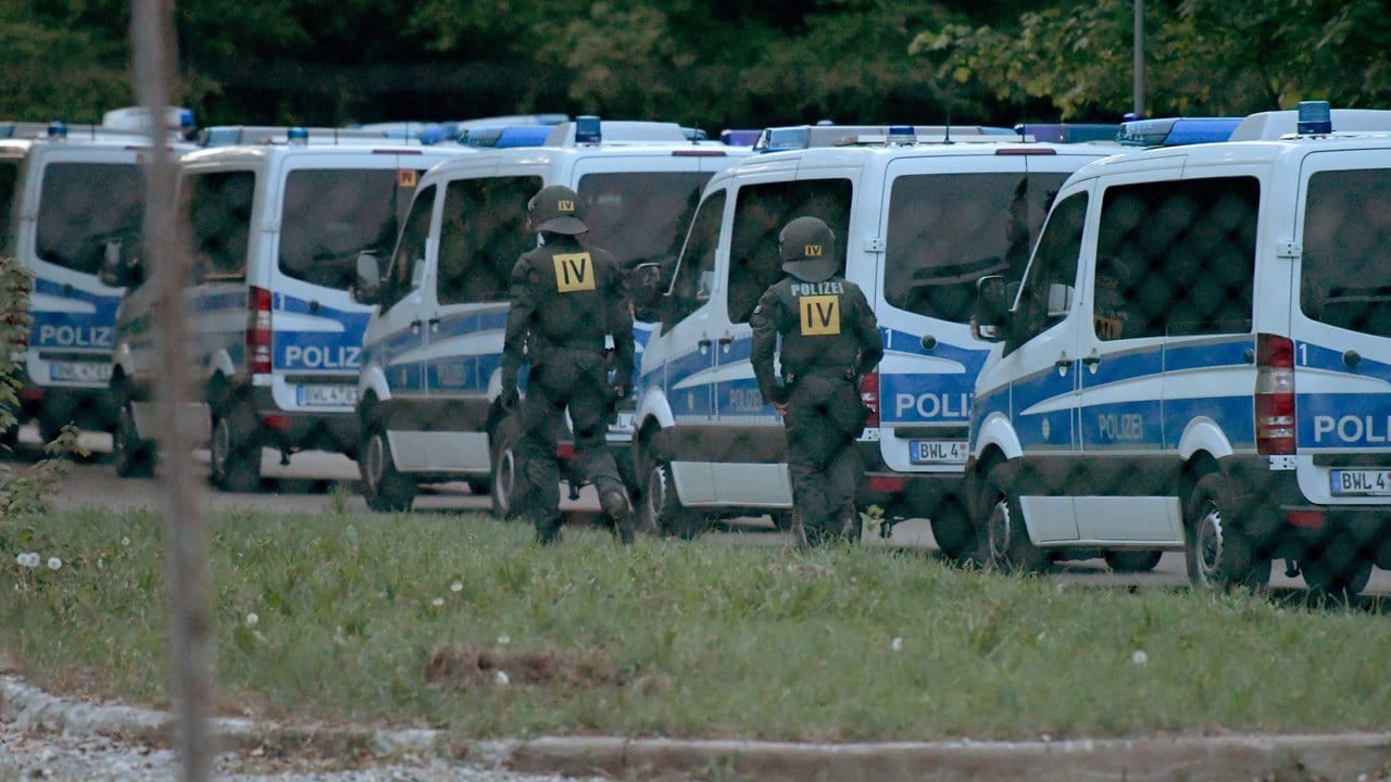 Nachdem es bei der versuchten Abschiebung eines Togolesen zu Ausschreitungen gekommen war, folgte ein Großeinsatz der Polizei. Nachdem es bei der versuchten Abschiebung eines Togolesen zu Ausschreitungen gekommen war, folgte ein Großeinsatz der Polizei.