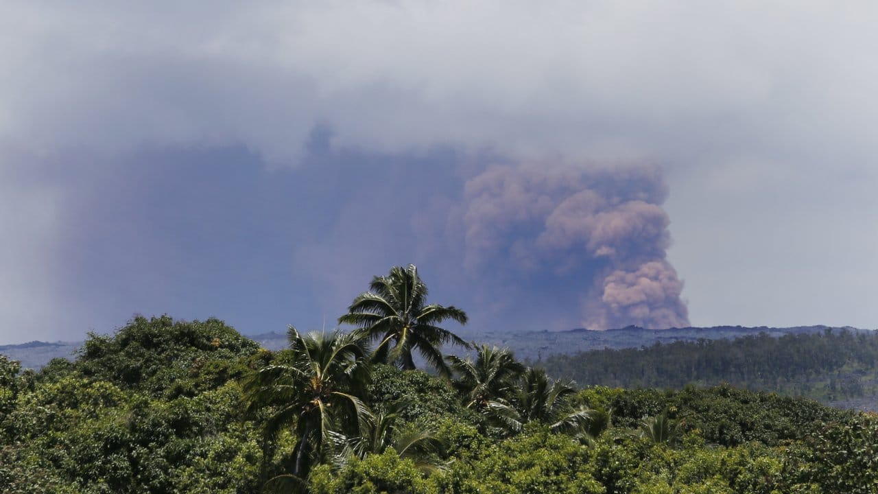 Nach einer Eruption steigt über dem Kilauea Rauch auf.