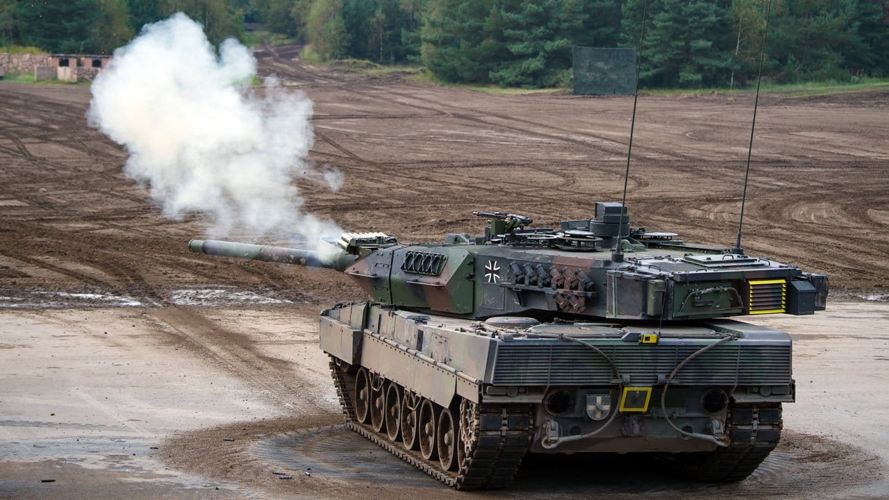 Ein Kampfpanzer vom Typ "Leopard 2A7" steht bei der Vorbereitung zu der Informationslehrübung "Landoperationen 2017" auf dem Übungsplatz.