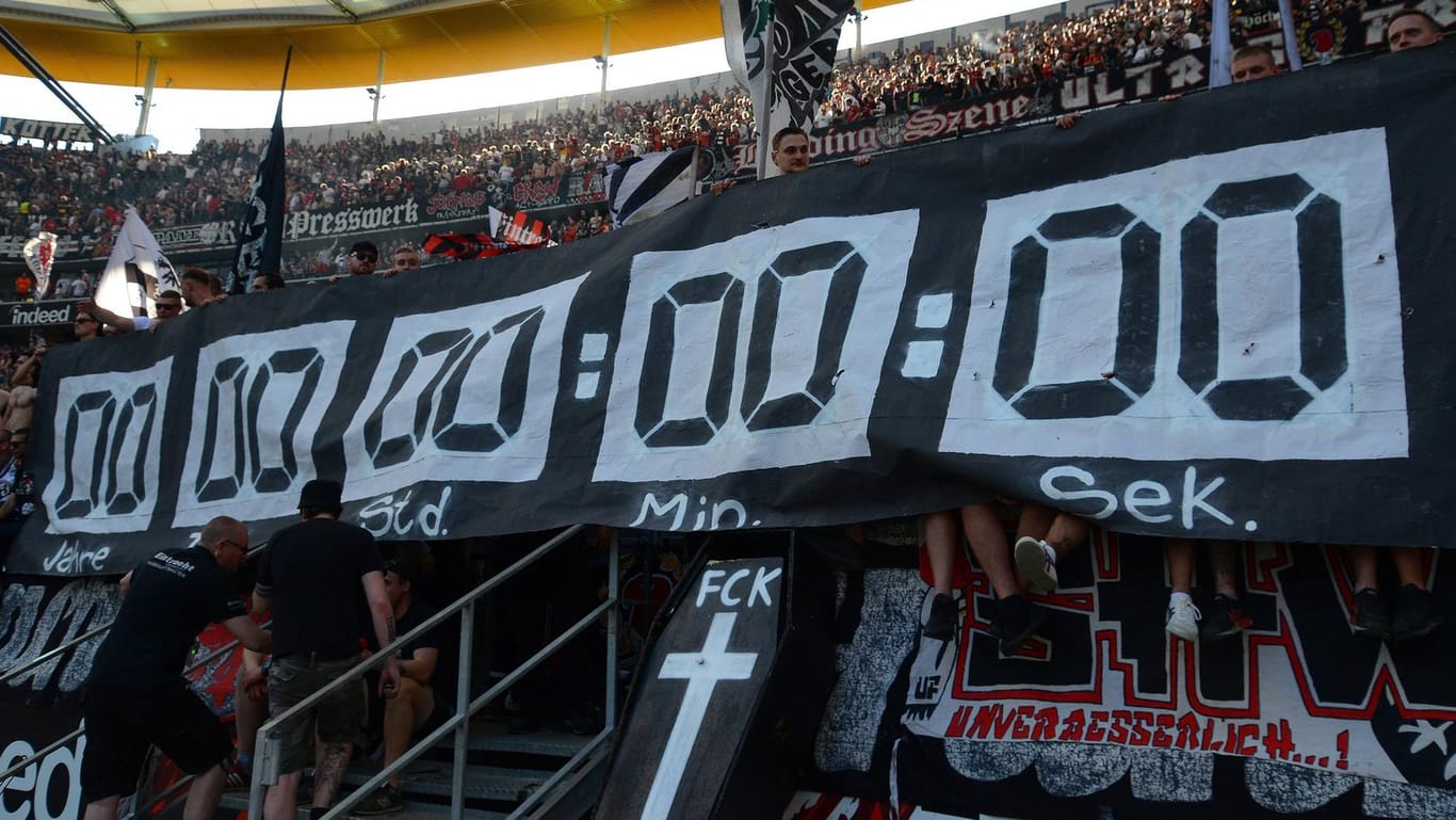 Die Uhr läuft ab: Die Fans von Eintracht Frankfurt stellten symbolisch die berühmte Stadionuhr des HSV nach.