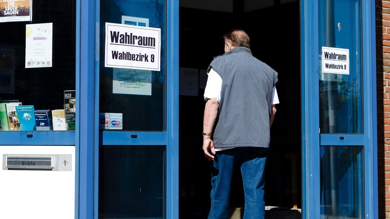 Wahllokal in Eckernförde: Rund 2,4 Millionen Schleswig-Holsteiner entscheiden über die künftige Zusammensetzung der Gemeindevertretungen und der Kreistage. Wahllokal in Eckernförde: Rund 2,4 Millionen Schleswig-Holsteiner entscheiden über die künftige Zusammensetzung der Gemeindevertretungen und der Kreistage.