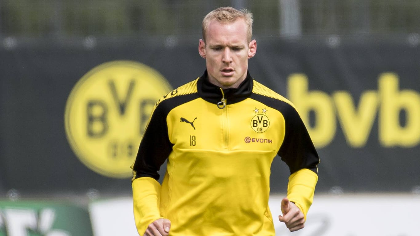 Sebastian Rode läuft alleine nach dem Training noch ein paar Runden. Verletzungsbedingt konnte er noch kein Bundesliga-Spiel in dieser Saison absolvieren. Im TV trat er trotzdem auf.