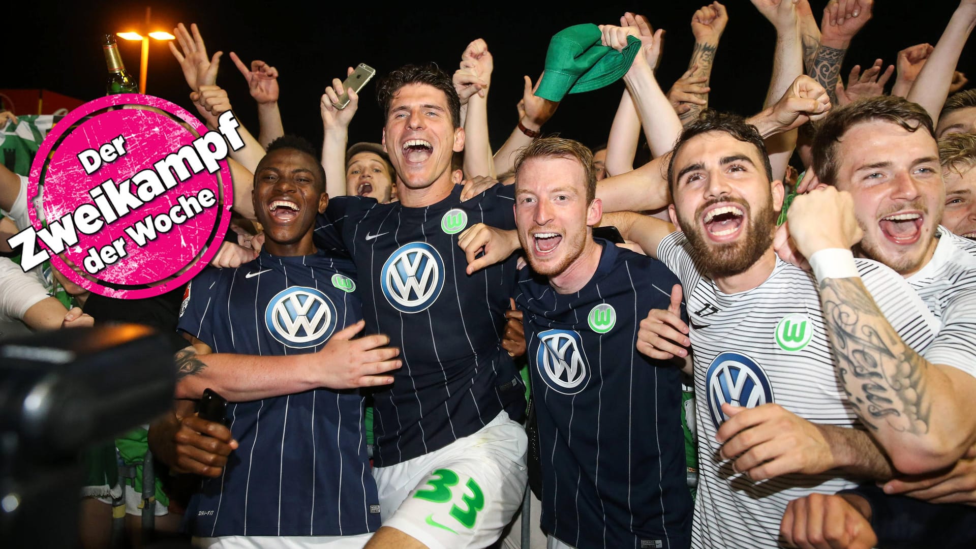 Die Wolfsburger Victor Osimhen (v.l.), Mario Gomez, Maximilian Arnold, Borja Mayoral und Jannes Horn haben im vergangenen Jahr den Klassenerhalt über die Relegation gegen Eintracht Braunschweig geschafft und anschließend hinter dem Fanblock im Stadion mit den Fans gefeiert.