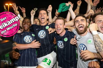 Die Wolfsburger Victor Osimhen (v.l.), Mario Gomez, Maximilian Arnold, Borja Mayoral und Jannes Horn haben im vergangenen Jahr den Klassenerhalt über die Relegation gegen Eintracht Braunschweig geschafft und anschließend hinter dem Fanblock im Stadion mit den Fans gefeiert.