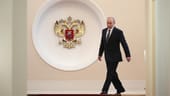 Erster Mann im Staate: Wladimir Putin auf dem Weg zu seiner vierten Vereidigung als Präsident, links neben ihm an der Wand das Wappen der Russischen Förderation.