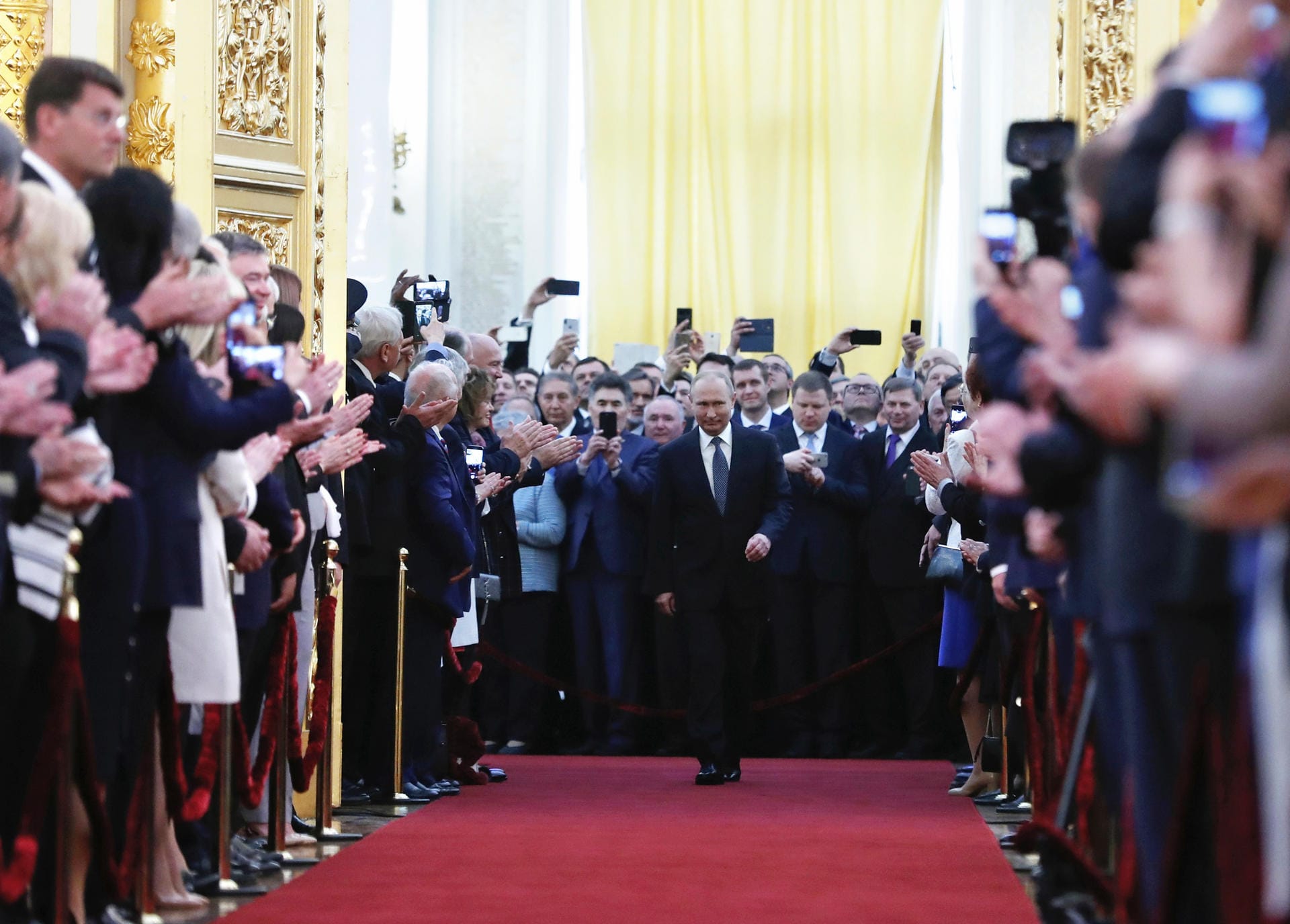 Der Präsident empfängt: Rund 5000 Hundert Gäste säumten den roten Teppich, auf dem Wladimir Putin den Kreml durchschritt.