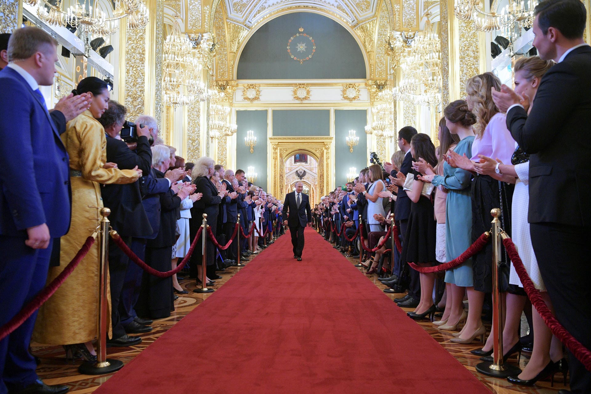 Der Prunk des Kreml: Putin durchläuft eine weitere große Halle, den Andreassaal.