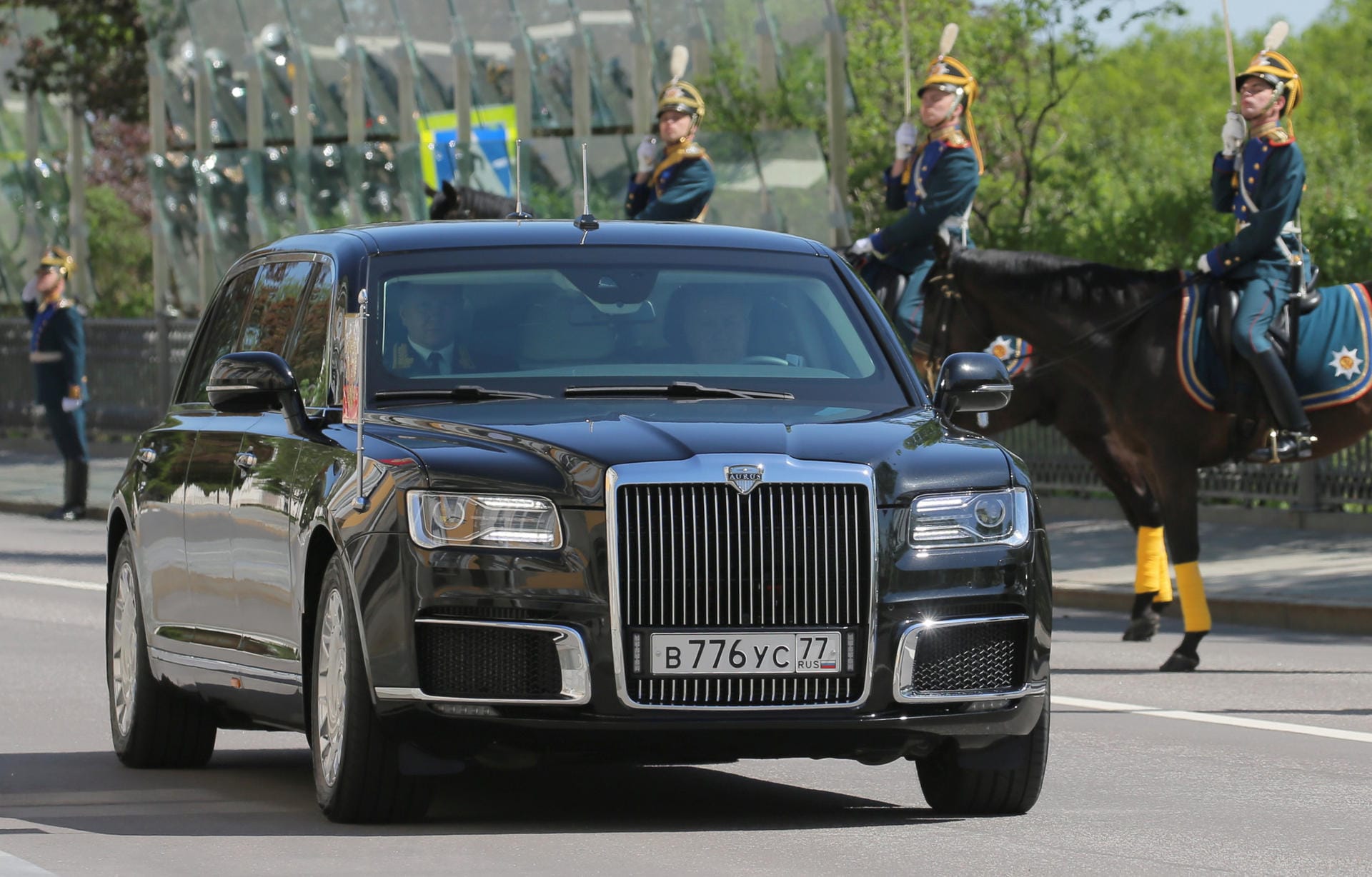 Russlands Antwort auf "The Beast": Putin fuhr erstmals in seiner neuen Staatslimousine vom Typ Aurus vor. Die Nobelkarosse soll einen 6,6-Liter-Motor mit über 800 PS Leistung unter der Haube haben.
