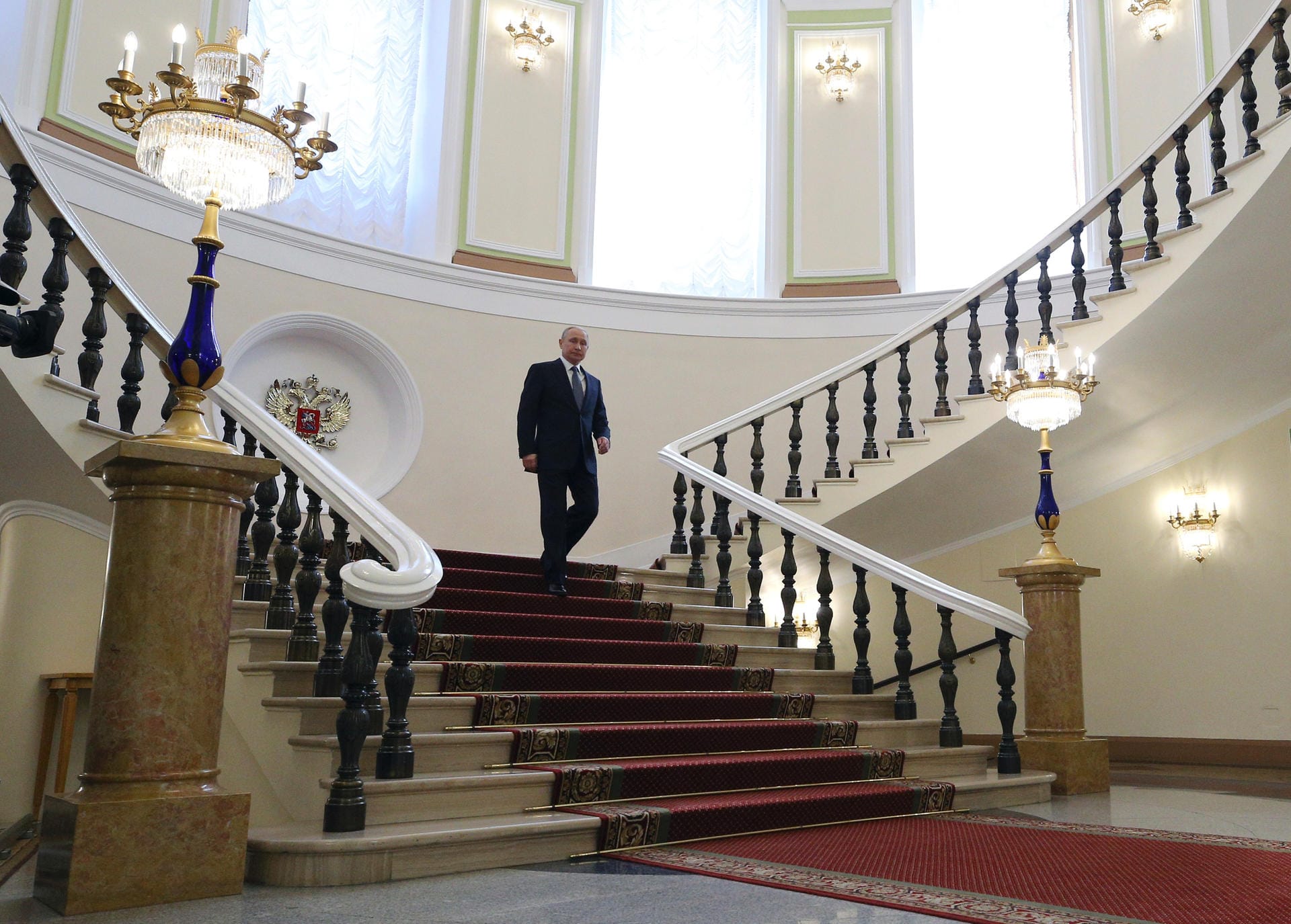 Putin schreitet eine Treppe im Kreml herab: Das zentrale Gebäude des Palastes wurde Mitte des 19. Jahrhunderts erbaut.