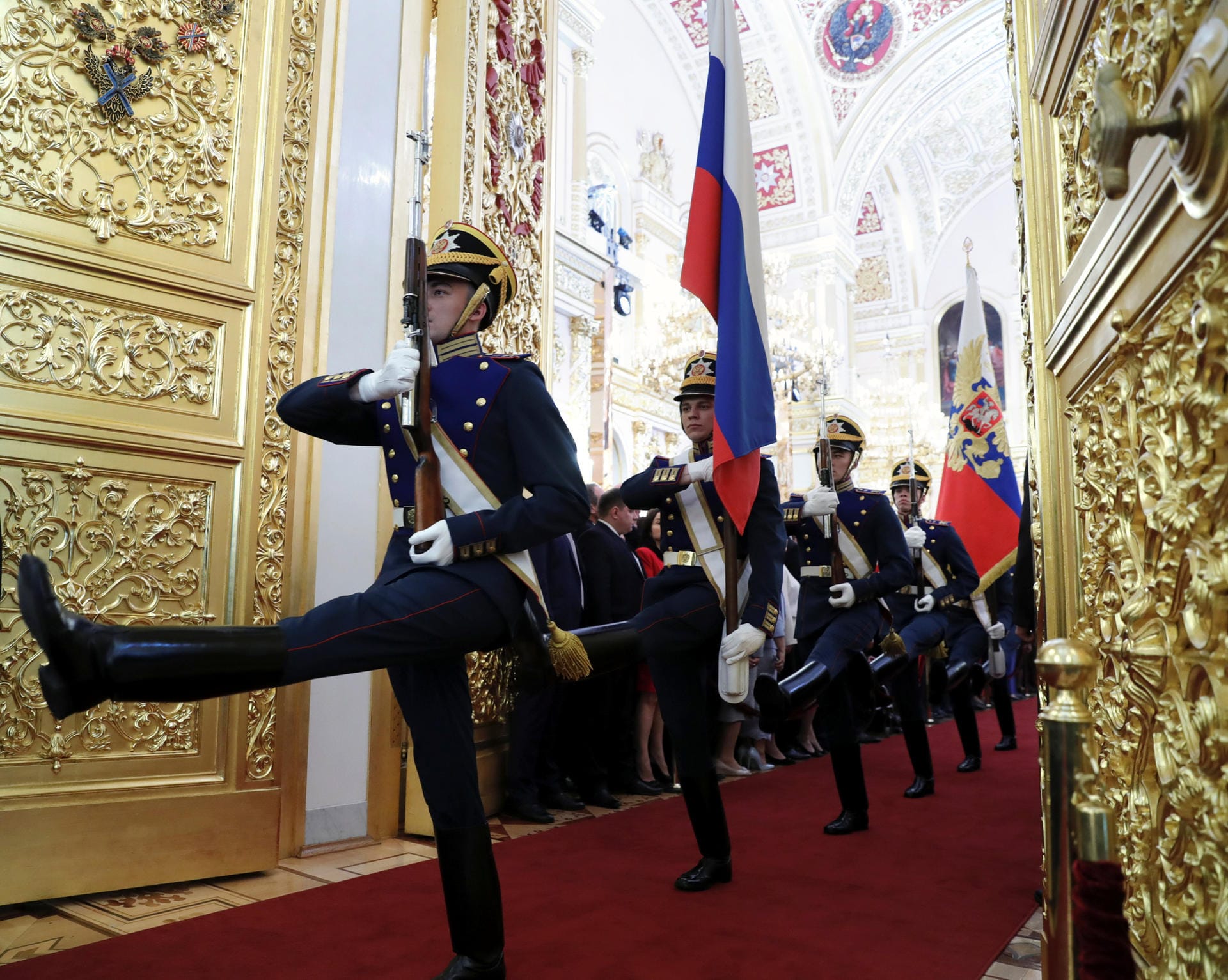 Putins Leibgarde: Soldaten des Präsidenten- oder Kremlregiments marschieren im Stechschritt durch den Palast.