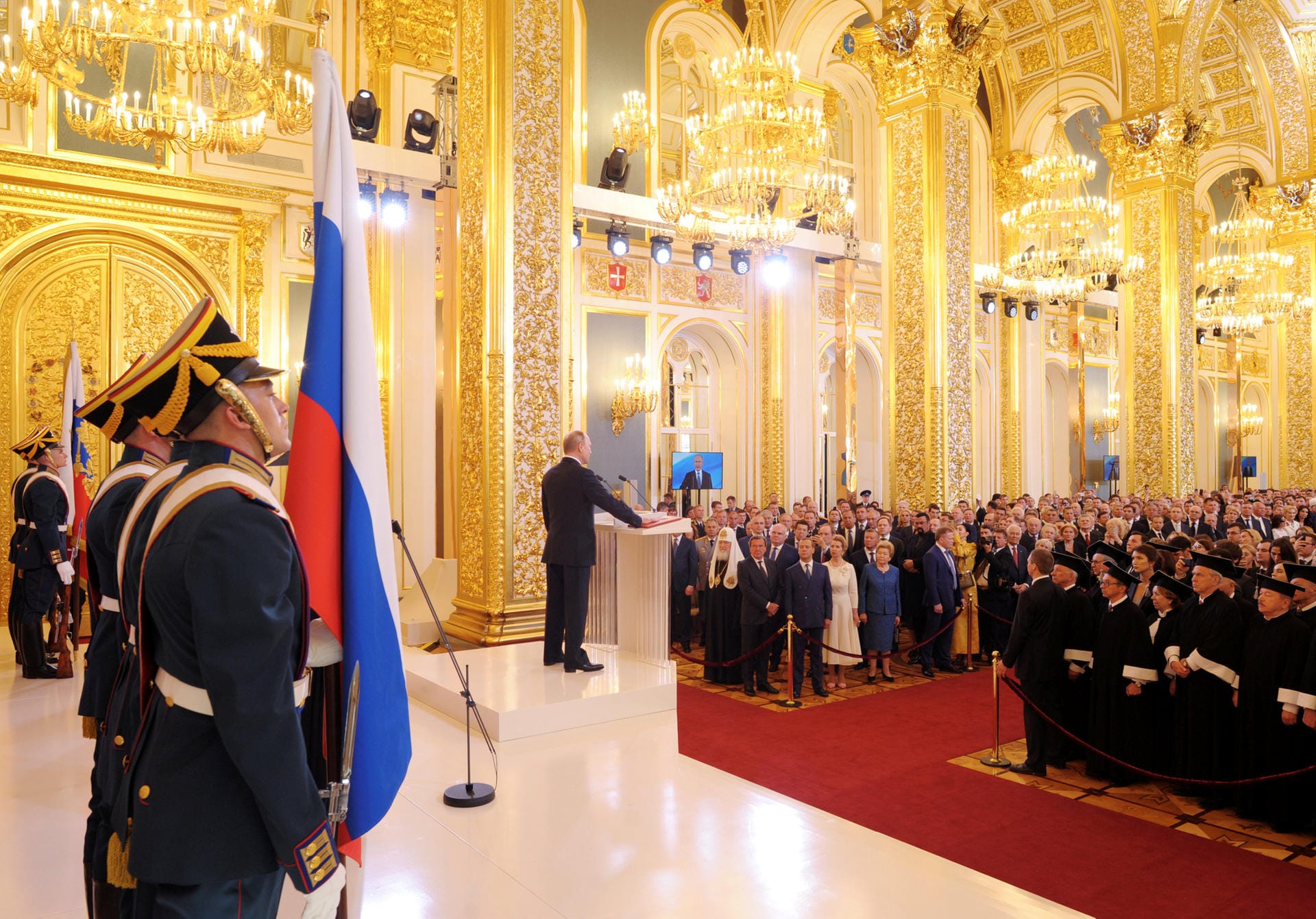 Vierte Amtszeit als Präsident: Wladimir legt den Amtseid ab, seine rechte Hand ruht dabei auf einer goldverzierten Ausgabe der russischen Verfassung.